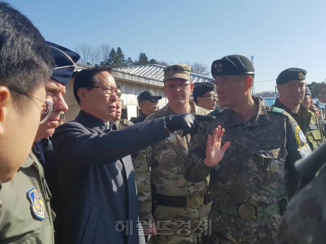 송영무 국방부 장관(왼쪽 셋째)이 27일 공동경비구역(JSA)을 방문해 지난 13일 북한군 귀순 당시 상황 설명을 듣고 있다. [사진=국방부 공동취재단]