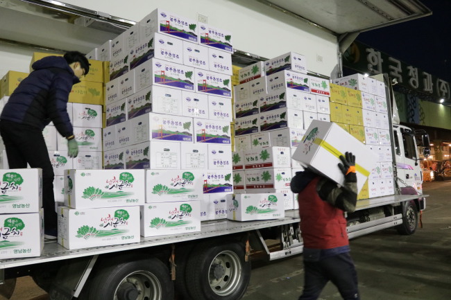 Agricultural goods are relocated in Garak Wholesale Market in Seoul. (Son Ji-hyoung/The Korea Herald)