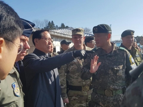 South Korean Defense Minister Song Young-moo on Monday visited the Joint Security Area of the Panmunjom truce village, the stage of a dramatic defection by a North Korean soldier earlier this month. (Yonhap)
