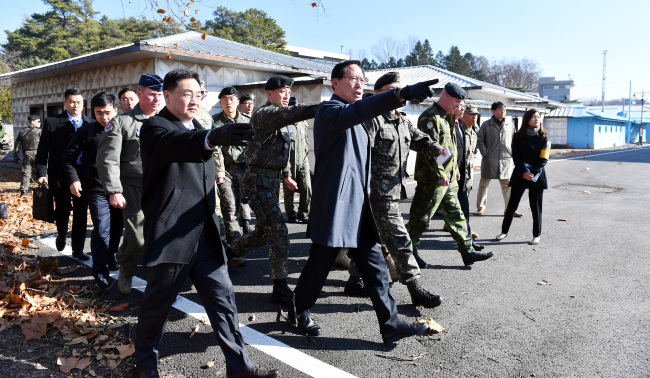 잦은 말실수로 구설수에 오르내린 송영무 국방장관이 27일 판문점 공동경비구역(JSA) 방문에서 나온 ‘미니스커트’ 발언에 대해 “대단히 죄송스럽게 생각한다”며 고개를 숙였다. 사진은 송 장관이 이날 JSA를 방문해 우리측 경비대대장으로부터 북한 병사 귀순 당시 상황을 보고받으며 이동하는 모습. [사진제공=국방부]