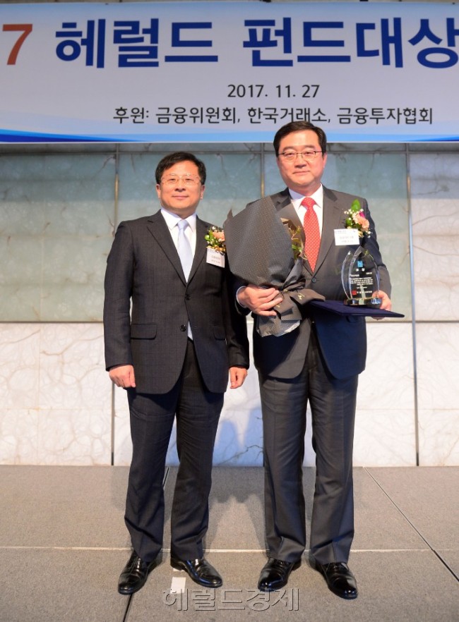 　구성훈(오른쪽) 삼성자산운용 대표이사가 지난 27일 서울 중구 소공동 플라자호텔 다이아몬드홀에서 열린 ‘2017 헤럴드펀드대상’ 시상식에서 펀드대상을 수상한 뒤 송준상 금융위원회 상임위원과 기념사진을 촬영하고 있다. [사진=이상섭 기자/babtong@heraldcorp.com]