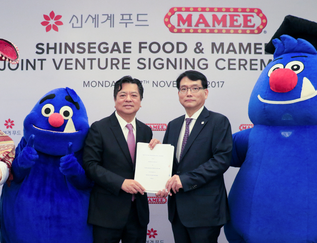 말레이시아 말라카에 위치한 마미 더블 데커 본사에서 최성재 신세계푸드 대표(오른쪽)와 탄 스리 팡 티취(Tan Sri Pang Tee Chew) 마미 더블 데커 대표(왼쪽)가 ‘신세계 마미’ 합작법인 설립 계약을 체결하고 기념사진을 촬영하고 있다.