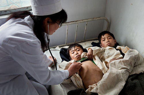 지난 2011년 독일의 민간 구호단체가 촬영하고 시사 주간지 슈테른이 공개한 북한 아동의 사진. 평안남도 안주시 한 병원에서 의사가 어린이를 진찰하고 있다. [사진제공=슈테른(www.stern.de)]