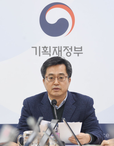 김동연 부총리 겸 기획재정부 장관이 27일 정부세종청사에서 기자간담회를 갖고 있다. 이 자리에서 김 부총리는 “예산의 신속한 집행과 정책 성과를 위해 법정시한 내 처리가 대단히 중요하다”며 국회에서 법정시한 내에 처리해줄 것을 호소했다. [사진제공=기획재정부]