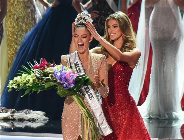 <YONHAP PHOTO-5231> TOPSHOT - Miss South Africa 2017, Demi-Leigh Nel-Peters (L), is crowned new Miss Universe 2017 by Miss Universe 2016, Iris Mittenaere, on November 26, 2017 in Las Vegas, Nevada / AFP PHOTO / Patrick Gray/2017-11-27 23:44:03/ <저작권자 ⓒ 1980-2017 ㈜연합뉴스. 무단 전재 재배포 금지.>