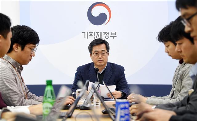김동연 부총리 겸 기획재정부 장관이 27일 정부세종청사에서 기자간담회를 갖고 있다. 이 자리에서 김 부총리는 “예산의 신속한 집행과 정책 성과를 위해 법정시한 내 처리가 대단히 중요하다”며 국회에서 법정시한 내에 처리해줄 것을 호소했다.  [제공=기획재정부]