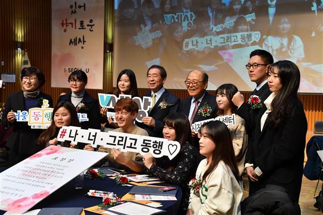 박원순 서울시장이 지난 27일 오후 서울 시청 다목적홀에서 열린 ‘2017년 서울특별시 자원봉사 유공자 표창 수여식’에서 시상후 수상자들과 함께 기념촬영을 하고 있다. 이날 서울시자원봉사센터는 개인자원봉사자 79명, 단체ㆍ기업 18곳, 대학생나눔봉사ㆍ동행프로젝트 참여 대학생 69명 등 총 210명에게 시상했다. [제공=서울시]
