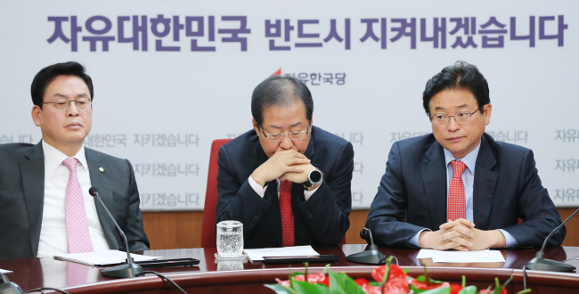 자유한국당 홍준표 대표(가운데)가 지난 27일 오전 서울 여의도 당사에서 열린 최고위원회의에서 참석자들의 발언을 듣고 있다.[사진=연합뉴스]
자유한국당 홍준표 대표(가운데)가 지난 27일 오전 서울 여의도 당사에서 열린 최고위원회의에서 참석자들의 발언을 듣고 있다.[사진=연합뉴스]