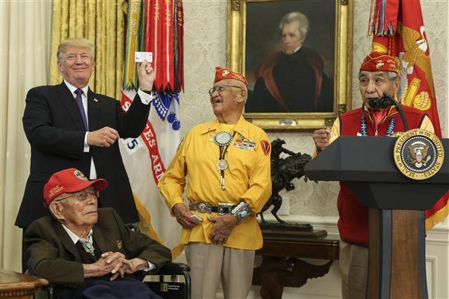 <YONHAP PHOTO-1444> President Donald Trump greets Native American Code Talkers during an event honoring them in the Oval Office of the White House in Washington, DC on November 27, 2017. The Code Talkers used their native language to protect battlefield communications for American troops in World War II. Photo by Oliver Contreras/UPI/2017-11-28 06:35:57/ <저작권자 ⓒ 1980-2017 ㈜연합뉴스. 무단 전재 재배포 금지.>