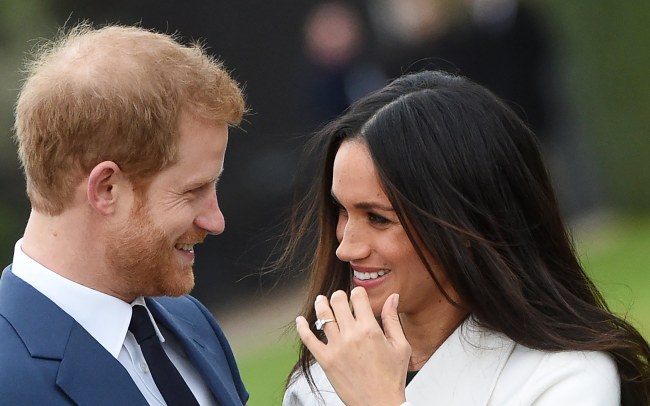 <YONHAP PHOTO-1131> epa06354492 Britain's Prince Harry (L) poses with his fiancee, US actress Meghan Markle during a photocall after announcing their engagement in the Sunken Garden at Kensington Palace in London, Britain, 27 November 2017. Clarence House said in a statement that the couple's wedding ceremony will take place in spring 2018. EPA/FACUNDO ARRIZABALAGA/2017-11-28 04:41:42/ <저작권자 ⓒ 1980-2017 ㈜연합뉴스. 무단 전재 재배포 금지.>
<YONHAP PHOTO-1131> epa06354492 Britain's Prince Harry (L) poses with his fiancee, US actress Meghan Markle during a photocall after announcing their engagement in the Sunken Garden at Kensington Palace in London, Britain, 27 November 2017. Clarence House said in a statement that the couple's wedding ceremony will take place in spring 2018. EPA/FACUNDO ARRIZABALAGA/2017-11-28 04:41:42/ <저작권자 ⓒ 1980-2017 ㈜연합뉴스. 무단 전재 재배포 금지.>