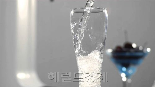 설탕, 감미료, 착향료 등이 들어가면 탄산수가 아닌 탄산음료다. 무색ㆍ무취의 탄산수를 구입하고자 할 경우 레몬 맛 대신 ‘플레인‘이라고 쓰여진 것을 골라야 한다. 사진은 관련 이미지. [헤럴드경제DB]