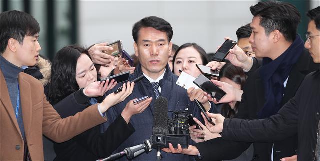 김병찬 서울 용산경찰서장이 28일 오전 서울 서초구 서울중앙지검에 피의자 신분으로 소환되고 있다. 김 서장은 2012년 대선 전후 경찰의 댓글 사건 수사상황을 국가정보원에 누설한 혐의를 받고 있다.  [연합뉴스]