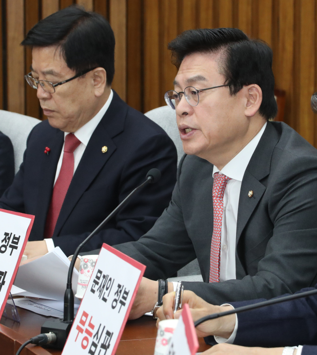 자유한국당 정우택 원내대표가 28일 국회에서 열린 원내대책회의에서 발언하고 있다.[사진=연합뉴스]
자유한국당 정우택 원내대표가 28일 국회에서 열린 원내대책회의에서 발언하고 있다.[사진=연합뉴스]