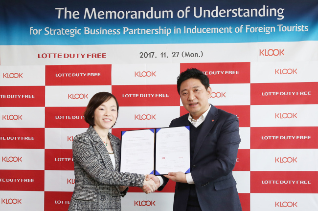 롯데월드타워 19층 회의실에서 열린 업무협약식에서 김보준 롯데면세점 마케팅부문장과 캔디 치운 아시아 총괄 마케팅 부문장이 기념촬영하고 있다. [사진제공=롯데면세점]