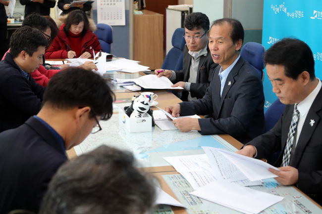 Gangwon Gov. Choi Moon-soon (second from right) speaks at a press meeting on Monday.
