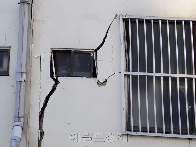 포항시 흥해읍 대성아파트가 지진으로 인해 외벽에 금이 갔다.[사진=김병진 기자/kbj7653@heraldcorp.com]