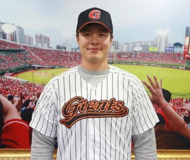 In this photo provided by the Lotte Giants baseball club, outfielder Min Byung-hun poses in the Giants uniform after signing a four-year, 8 billion-won (US$7.3 million) free agent contract with the Korea Baseball Organization club on Nov. 28, 2017. (Yonhap)