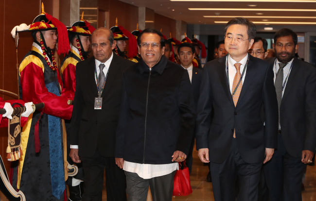 President Maithripala Sirisena of Sri Lanka (center) arrives in South Korea on Tuesday. Yonhap