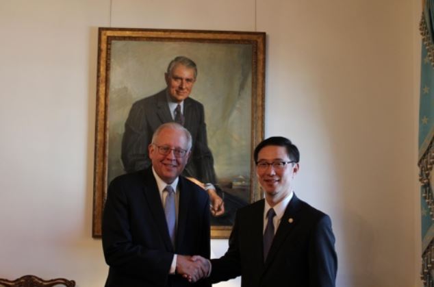This photo, provided by Seoul`s unification ministry on Nov. 28, 2017, shows South Korean Vice Unification Minister Chun Hae-sung (R) and Thomas Shannon, U.S. undersecretary of state for political affairs. (Yonhap).