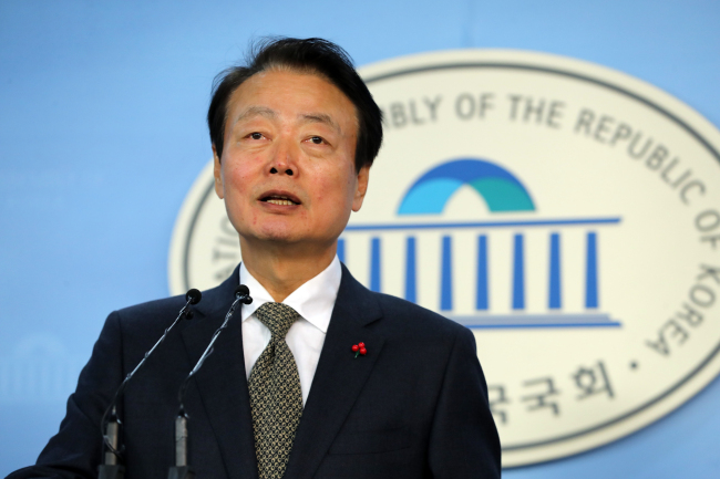 자유한국당 한선교 의원이 28일 오후 정론관에서 당 원내대표 출마선언을 하고 있다.[사진=연합뉴스]