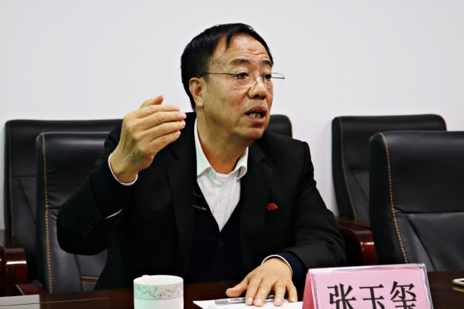 Zhang Yuxi, director of board members of Beijing Xinfadi Agricultural Products, speaks to press at an office in Xinfadi Fruit and Vegetable Wholesale Market located in the outskirts of Beijing, China. (Son Ji-hyoung/The Korea Herald)