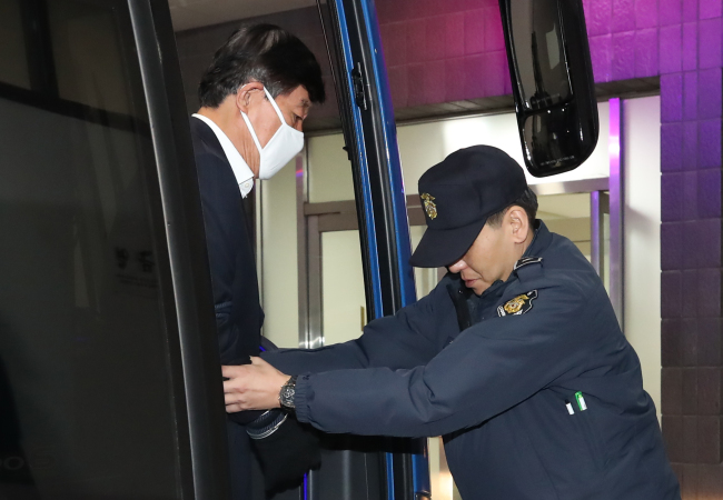 이명박 정부 시절 국가정보원의 각종 정치개입 의혹에서 ‘정점’으로 의심받는 원세훈 전 국정원장이 28일 오후 서울 서초구 서울중앙지검에 출석하고 있다. 원 전 원장은 2012년 대선을 앞두고 벌어진 ‘국정원 댓글 사건’ 파기환송심에서 징역 4년을 선고받고 구속 수감된 상태다. [사진제공=연합뉴스]