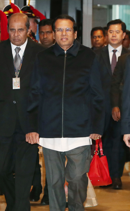 28일 오전 국빈 방한한 마이트리팔라 시리세나 스리랑카 대통령(가운데)이 환영을 받으며 인천국제공항을 나오고 있다. [사진제공=연합뉴스]