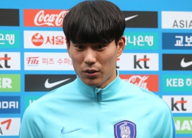 South Korea national football team striker Jin Seoung-uk speaks to reporters at Ulsan Stadium in Ulsan on Nov. 28, 2017. (Yonhap)