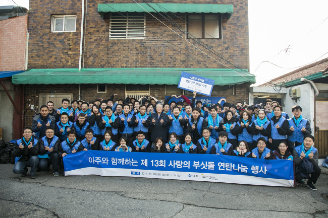 [사진설명=28일 진행된 아주복지재단의 ‘사랑의 부싯돌’에서 문규영 아주그룹 회장(가운데)이 사랑의연탄나눔운동본부 관계자, 임직원들과 함께 단체 기념촬영을 하고 있다.]