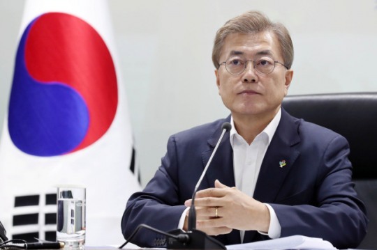 문재인 대통령은 29일 새벽 북한이 탄도미사일을 발사하자 국가안전보장회의(NSC) 전체회의를 주재하며 “북한이 무모한 도발을 일삼고 있는 데 대해 강력히 규탄한다. 정부는 북한의 도발을 절대 좌시하지 않겠다”라고 경고했다. [사진제공=연합뉴스]