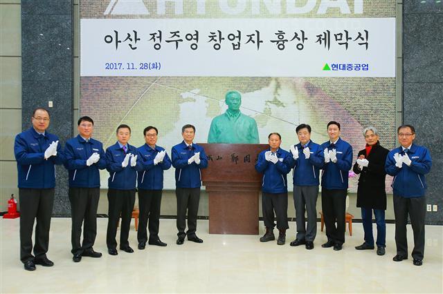 사진 왼쪽부터 현대건설기계 공기영 사장, 현대미포조선 한영석 사장, 현대삼호중공업 윤문균 사장, 현대중공업 강환구 사장, 현대중공업 최길선 회장, 금속노조 현대중공업지부 박근태 지부장 당선자, 현대중공업 권오갑 부회장, 현대중공업 정기선 부사장, 유형택 전 울산대학교 미술대학장, 현대일렉트릭 주영걸 사장.  [제공=현대중공업]