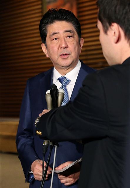 아베 신조 일본 총리가 29일 새벽 국가안전보장회의(NSC)에 참석하기 전 총리관저에서 기자들에게  “평화적 해결에 대한 국제사회의 강력한 의지를 짓밟고 폭거를 행한 것을 결코  용인할 수 없다”며 “북한에 엄중히 항의했다”고 밝혔다. [AP=연합뉴스]