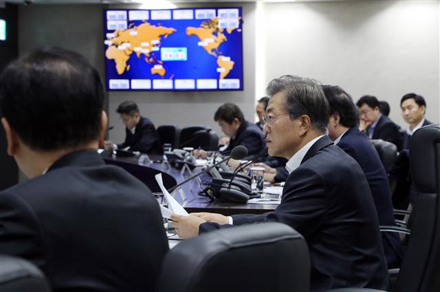 문재인 대통령이 29일 북한의 탄도미사일 발사와 관련, 오전 6시 국가안전보장회의 전체회의를 소집해 회의를 주재하고 있다. [청와대·연합뉴스]