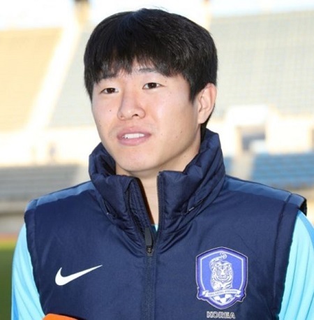 In this file photo taken Nov. 12, 2017, South Korean midfielder Kwon Chang-hoon speaks to reporters ahead of national team training at Ulsan Stadium in Ulsan. (Yonhap)