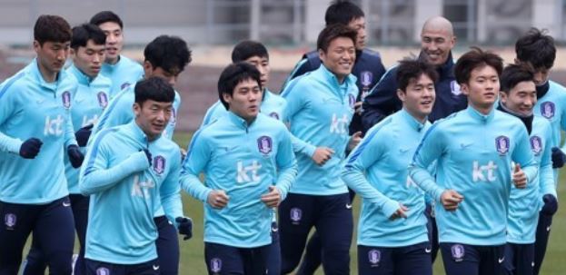 In this photo taken Nov. 28, 2017, South Korea national football team players train at Ulsan Stadium in Ulsan. (Yonhap)