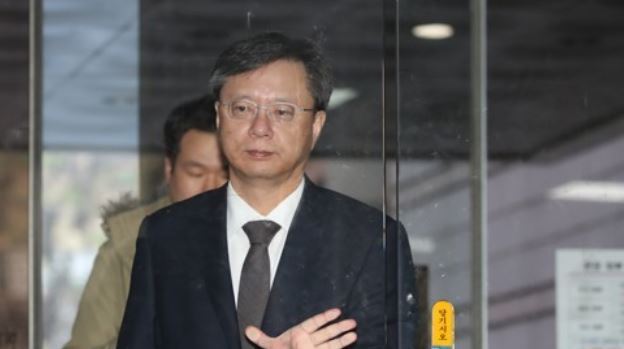Woo Byung-woo, former senior presidential secretary for civil affairs, walks into the Seoul Central District Court to attend his trial on Nov. 27, 2017. (Yonhap)