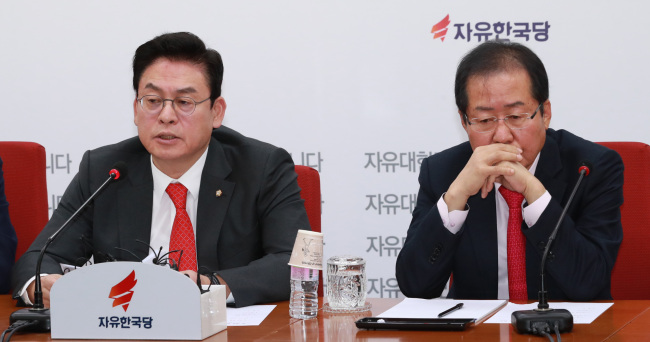 자유한국당 정우택 원내대표가 29일 오전 서울 여의도 자유한국당 당사에서 열린 자유한국당 당대표 및 최고위원·3선 의원 연석회의에서 발언하고 있다.[사진=연합뉴스]
자유한국당 정우택 원내대표가 29일 오전 서울 여의도 자유한국당 당사에서 열린 자유한국당 당대표 및 최고위원·3선 의원 연석회의에서 발언하고 있다.[사진=연합뉴스]