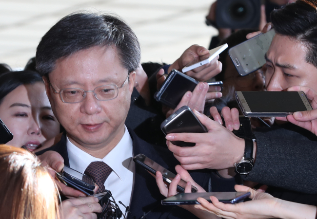 직권남용 및 국가정보원법 위반 공모 혐의를 받는 우병우 전 청와대 민정수석이 29일 오전 서울 서초구 서울중앙지검에 피의자 신분으로 출석하며 취재진의 질문을 받고 있다. [사진제공=연합뉴스]