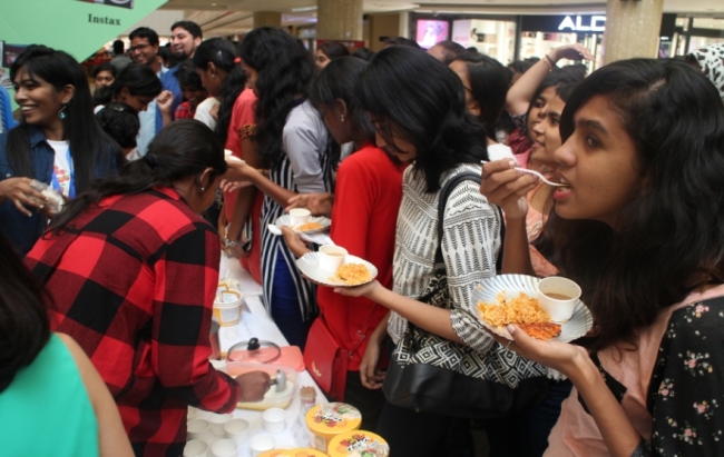 인도 첸나이 EA Mall 행사장에서 열린 한국식품 홍보 행사인 ‘첸나이 K-Food 페스티벌’에서 현지인들이 우리 음식의 맛을 보고 있다. [사진제공=aT]