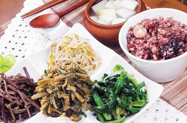 3. 나물무침 시골밥상에 빠지면 안되는 반찬은 나물무침이다. 먼저 나물은 식이섬유가 풍부하므로 체중 관리와 변비 해소에 효과적이다. 무기질과 비타민이 풍부해 면역력 강화나 원기 보충에 도움을 준다. 실제로 곰취, 두릅, 방풍나물, 머위, 달래 등 대부분의 나물에는 당뇨 예방 및 치료에 효과적인 성분들이 들어있다는 연구결과도 있다. 항암 효과를 지닌 나물들도 많다.