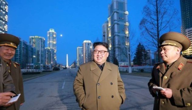 North Korean leader Kim Jong-un (C) (Yonhap)