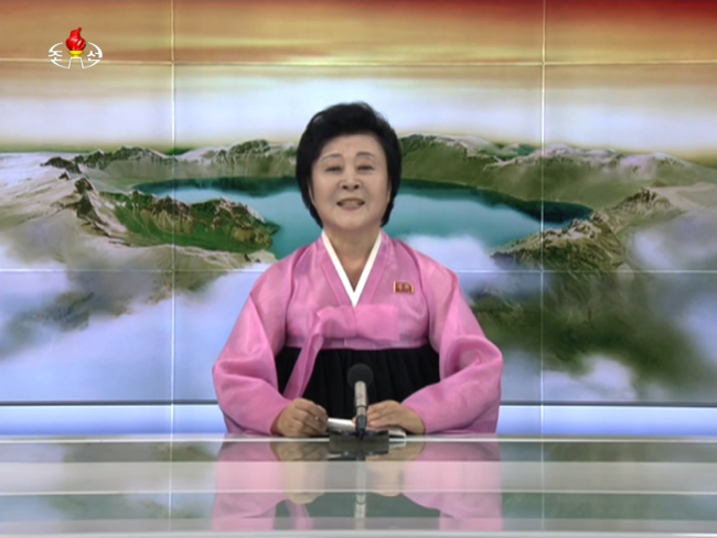 북한 조선중앙TV는 29일 오후 12시 30분 이날 새벽 발사한 탄도미사일 관련 중대 발표를 예고했다. 리춘희 앵커는 “조선 노동당의 정치적 결단과 전략적 결심에 따라 새로 개발한 대륙간 탄도로케트 ‘화성-15형’ 시험발사가 성공적으로 진행됐다”며 신형 ‘화성-15형’이 미국 본토 전역을 타격할 수 있다고 주장했다. [사진=조선중앙TV 캡처]