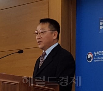 김원호 농진청 국립축산과학원 초지사료과장이 정부세종청사 농림축산식품부 기자실에서 산지초지 방목으로 키운 염소의 젖과치즈의 우수성에 대해 설명하고 있다. [사진=황해창 기자/hchwang@heraldcorp.com]