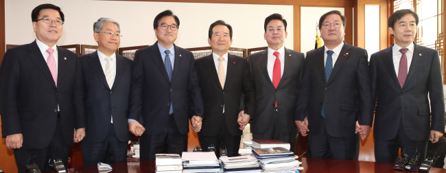 정세균 국회의장과 여야 교섭단체 원내대표 및 정책위의장들이 29일 오전 국회의장실에서 열린 3당 원내대표·정책위의장 긴급 예산회동에 참석해 포즈를 취하고 있다. 왼쪽부터 자유한국당 김광림 정책위의장, 국민의당 김동철·더불어민주당 우원식 원내대표, 정세균 의장, 자유한국당 정우택 원내대표, 더불어민주당 김태년·국민의당 이용호 정책위의장.[사진=연합뉴스]
정세균 국회의장과 여야 교섭단체 원내대표 및 정책위의장들이 29일 오전 국회의장실에서 열린 3당 원내대표·정책위의장 긴급 예산회동에 참석해 포즈를 취하고 있다. 왼쪽부터 자유한국당 김광림 정책위의장, 국민의당 김동철·더불어민주당 우원식 원내대표, 정세균 의장, 자유한국당 정우택 원내대표, 더불어민주당 김태년·국민의당 이용호 정책위의장.[사진=연합뉴스]