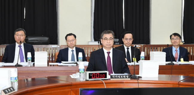 서훈 국정원장이 29일 오전 국회에서 열린 정보위원회 전체회의에 출석, 회의 시작을 기다리고 있다. 왼쪽부터 신현수 기조실장, 서동구 1차장, 서훈 원장, 김준환 3차장. 김상균 2차장.[사진=연합뉴스]
서훈 국정원장이 29일 오전 국회에서 열린 정보위원회 전체회의에 출석, 회의 시작을 기다리고 있다. 왼쪽부터 신현수 기조실장, 서동구 1차장, 서훈 원장, 김준환 3차장. 김상균 2차장.[사진=연합뉴스]