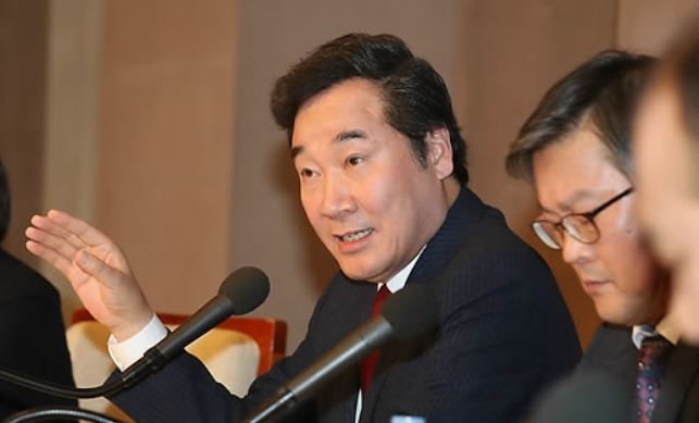 Prime Minister Lee Nak-yon speaks during a discussion hosted by the Kwanhun Club, an association of senior journalists on Nov. 29, 2017. (Yonhap)