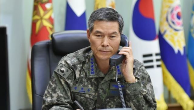 This photo, provided by South Korea's Joint Chiefs of Staff (JCS) on Oct. 14, 2017 shows Gen. Jeong Kyeong-doo, the JCS chairman of the JCS, having phone talks with his U.S. counterpart. (Yonhap)