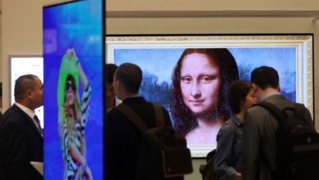 LG Display Co. presents its latest organic light-emitting diode (OLED) panel in a display exhibition at the Convention & Exhibition Center (COEX) in southern Seoul on Oct. 17, 2017. (Yonhap)