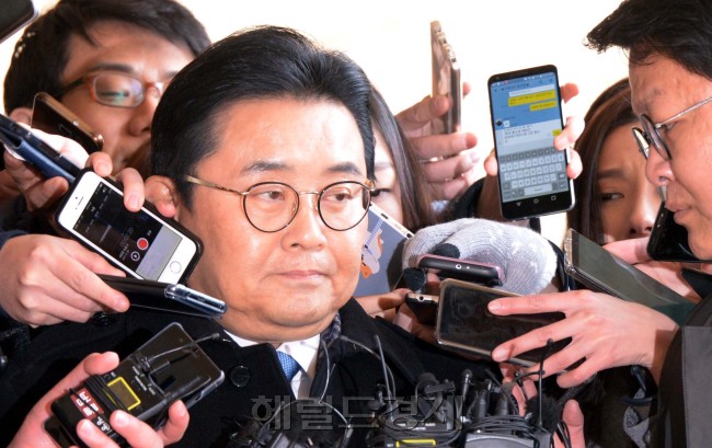 검찰 조사를 받기 위해 서울중앙지검으로 출석하는 전병헌 전 청와대 정무수석.[사진=헤럴드경제DB]