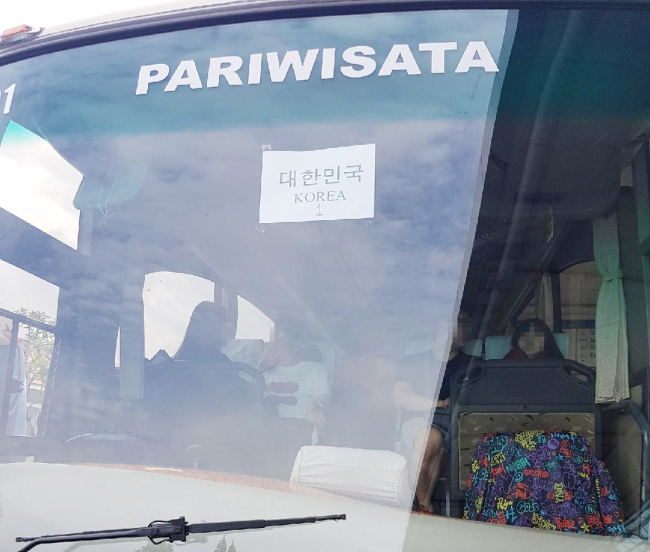 29일 오전 인도네시아 발리 응우라라이 국제공항에서 화산분화로 발이 묶였던 한국인 관광객들이 주인도네시아 한국대사관이 대절한 수라바야행 버스에 올라 출발을 기다리고 있다. [사진제공=연합뉴스]